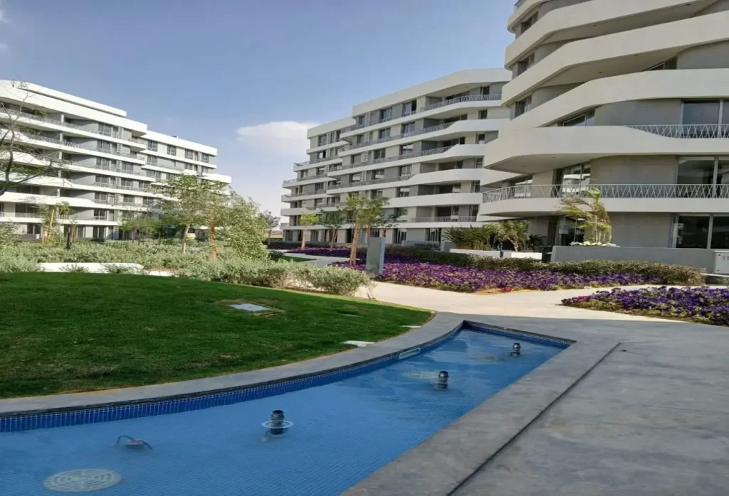 شقة للبيع غرفتين نص تشطيب في كمبوند بالتقسيط في مستقبل سيتي