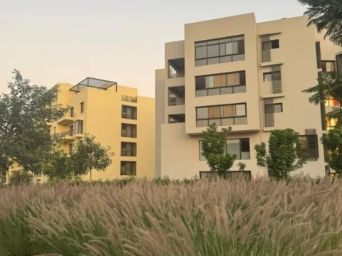 شقة للبيع في كمبوند اويست بالتقسيط
