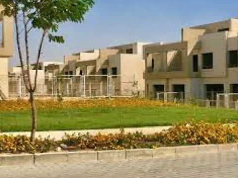 شقة متشطبة بحمام سباحة خاص للبيع في الشيخ زايد