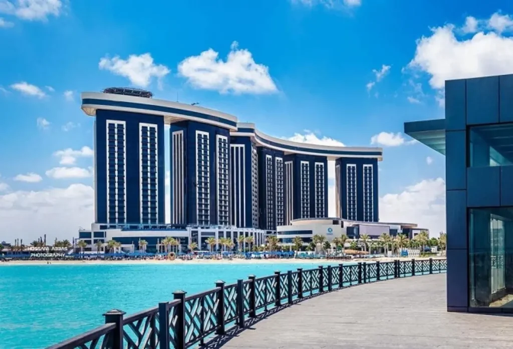 شقه 3 غرف علي البحر في ابراج العالمين