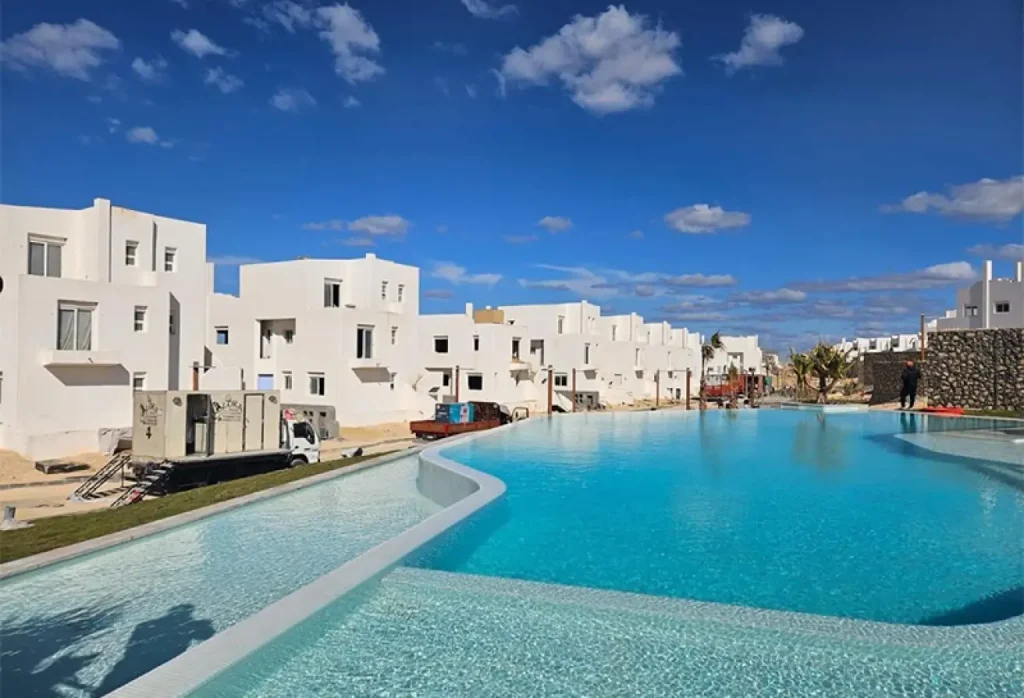 شاليه 170 متر بحديقه خاصه في الكيلو 190 رأس الحكمه