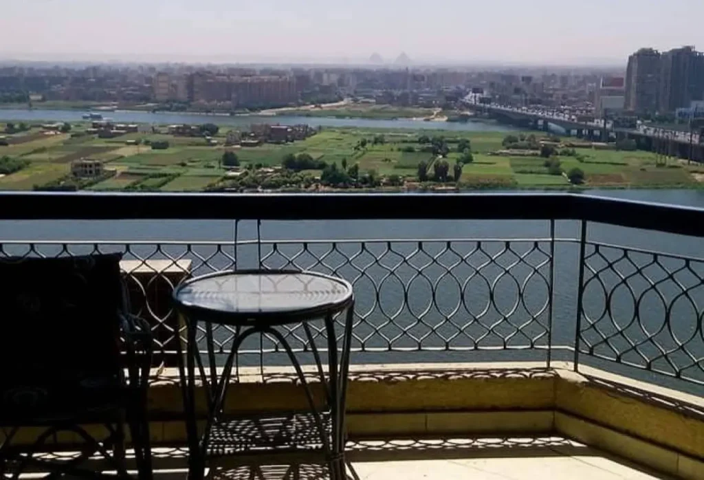 شقه فنديه علي النيل 33 متر في المعادي