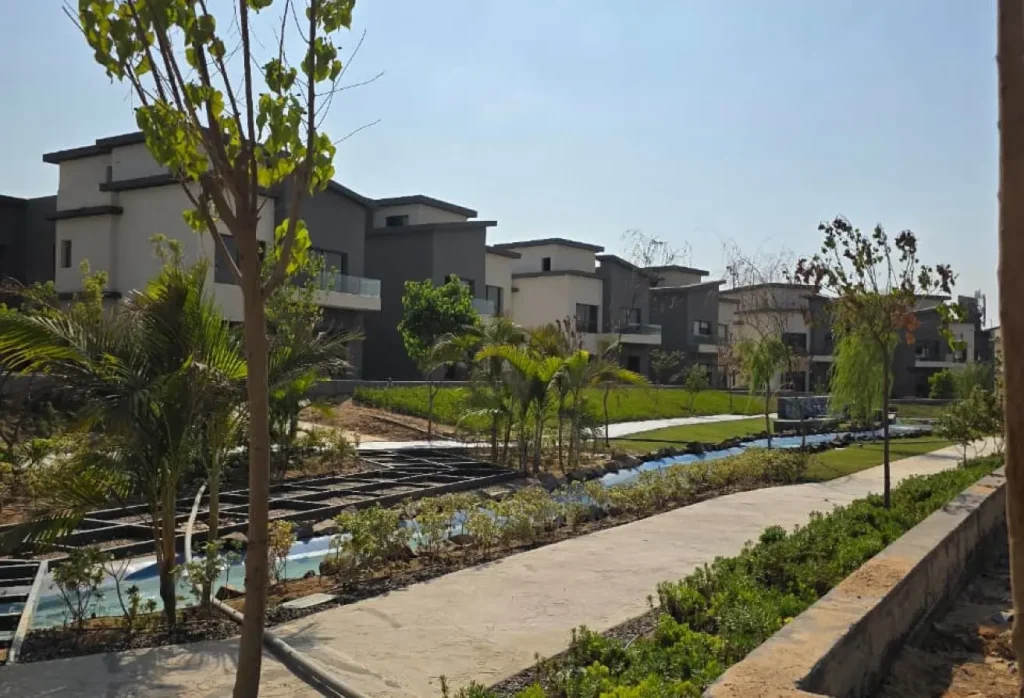 شقه165متر للبيع في كمبوند كريك تاون التجمع