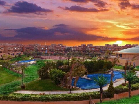 شقه للبيع في التجمع الخامس كمبوند جاليريا
