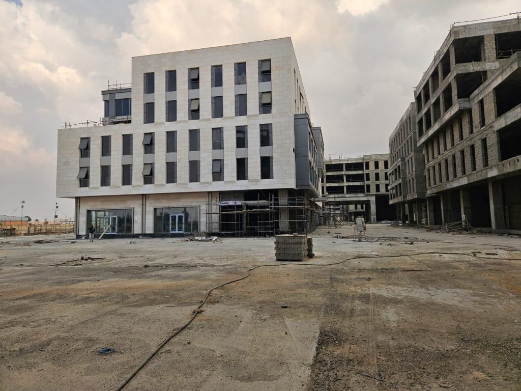 مكتب اداري 244 متر علي طريق السويس من حسن علام