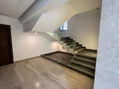 دوبلكس بحديقة للبيع 215م