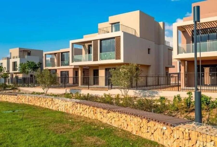 فيلا مستقلة استلام فوري بحمام سباحة في سوديك ايست