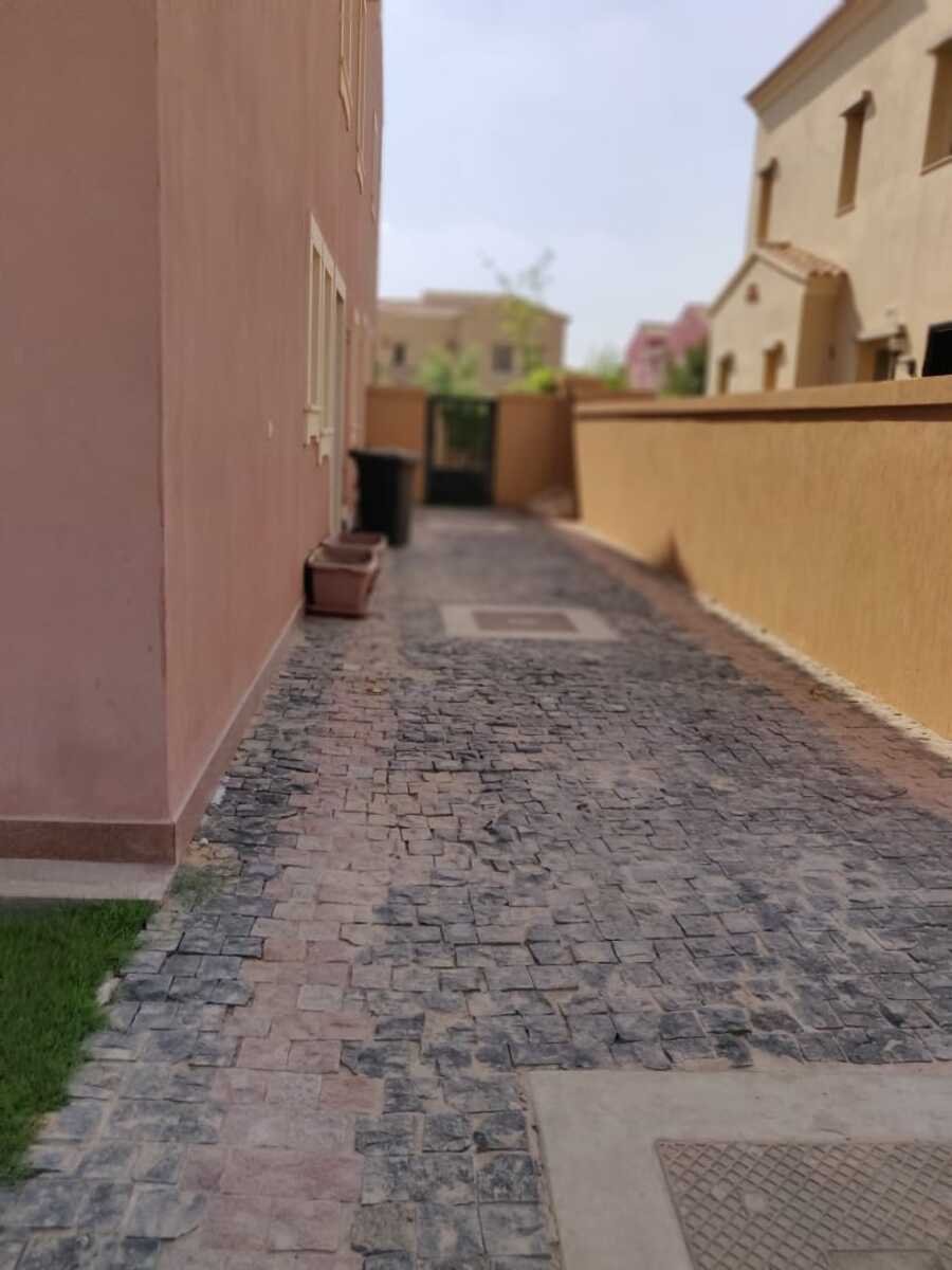 فيلا مستقلة فاخرة بجاردن كبيرة للايجار في ميفيدا