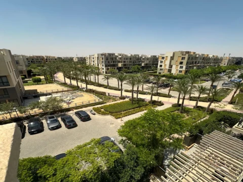 شقة بحديقة واسعة للبيع في سوديك ايست تاون