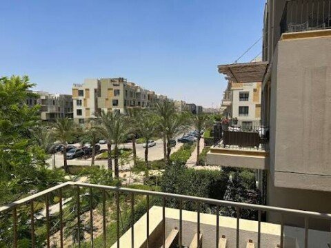 شقة بحديقة واسعة للبيع في سوديك ايست تاون