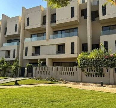 تاون هاوس بفيو لاجون استلام سنتين للبيع في البروج