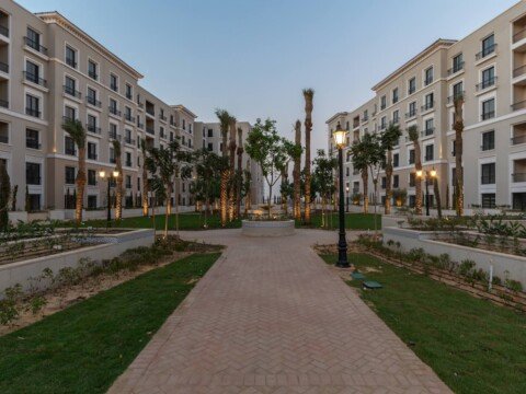 شقة بحري تشطيب كامل بالتكيفات للبيع في فيلادج ويست