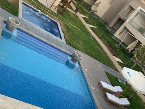 شالية استلام فوري مفروش بالكامل في السخنة