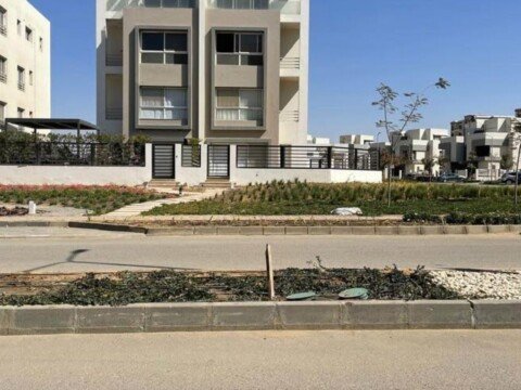 شقة غرفتين بجاردن واسعه استلام سنة في هايد بارك